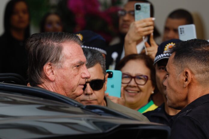 O ex-presidente Jair Bolsonaro chega ao hospital DF Star para realização de procedimentos médicos, acompanhado por forte escolta da Polícia Penal | Foto: Pedro Ladeira/Folhapress