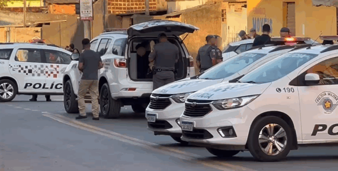 Dois criminosos morrem e um fica ferido em perseguição e tiroteio com PM em Campinas Dois criminosos morrem e um fica ferido em perseguição e tiroteio com PM em Campinas