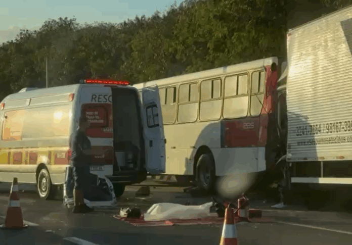 Acidente grave na Marginal da Anhanguera deixa motorista de caminhão ferido Acidente grave na Marginal da Anhanguera deixa motorista de caminhão ferido