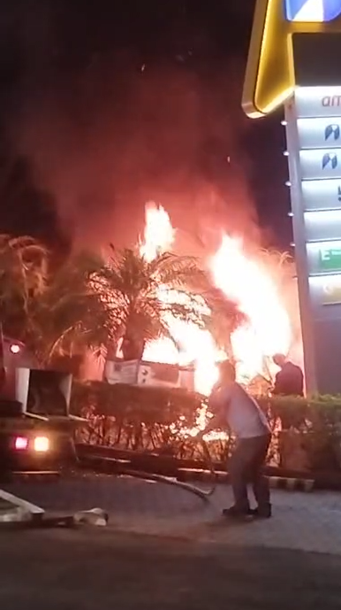 Kombi pega fogo dentro de posto de combustível no Jardim do Lago 2, em Campinas Kombi pega fogo dentro de posto de combustível no Jardim do Lago 2, em Campinas