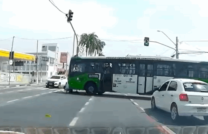 Motorista tenta segurar ônibus e é atropelado