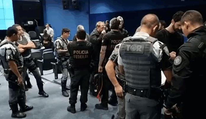 Polícia Federal desmonta quadrilha que roubava caminhões com motoristas e famílias dentro em SP Polícia Federal desmonta quadrilha que roubava caminhões com motoristas e famílias dentro em SP