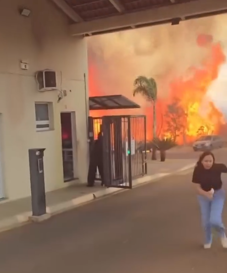 Fogo de queimada invade estacionamento de condomínio e causa prejuízos