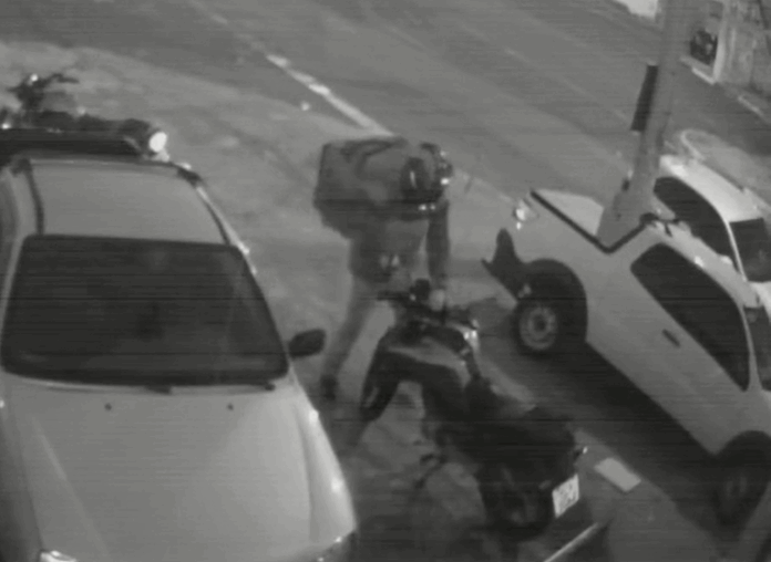 Furto de moto em estacionamento de shopping de Campinas é flagrado por câmeras