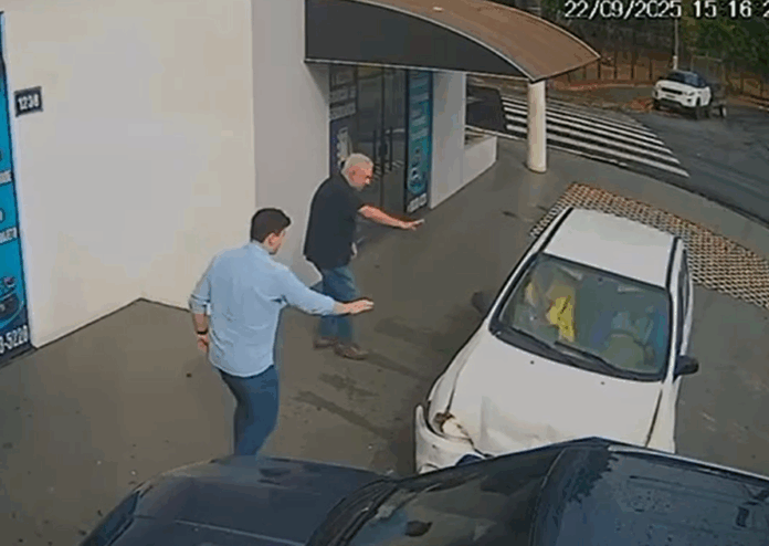 Motorista perde controle, bate em carro estacionado e foge do local em Limeira