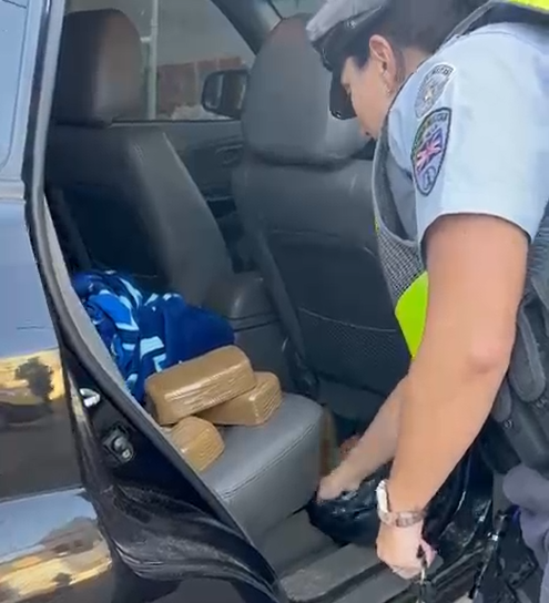 PM prende casal transportando drogas na Anhanguera com duas filhas pequenas no carro