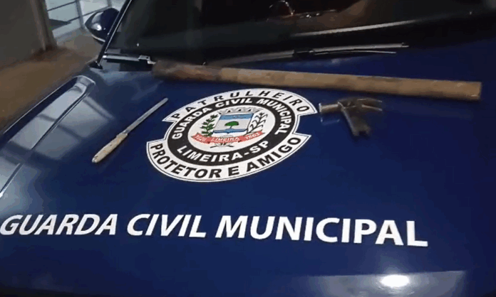 Mulher invade casa do ex-namorado e ameaça ocupantes com faca e martelo