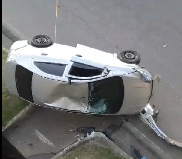 Carro capota na Marginal da Dutra em São José dos Campos