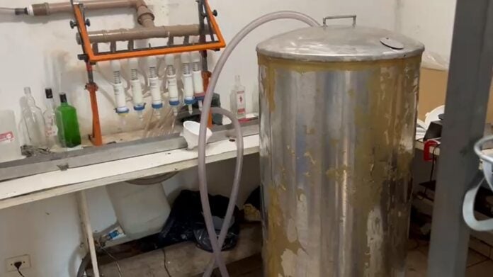 Faazenda em Americana escondia fábrica de bebidas falsficadas. | Foto: SSP/Divulgação