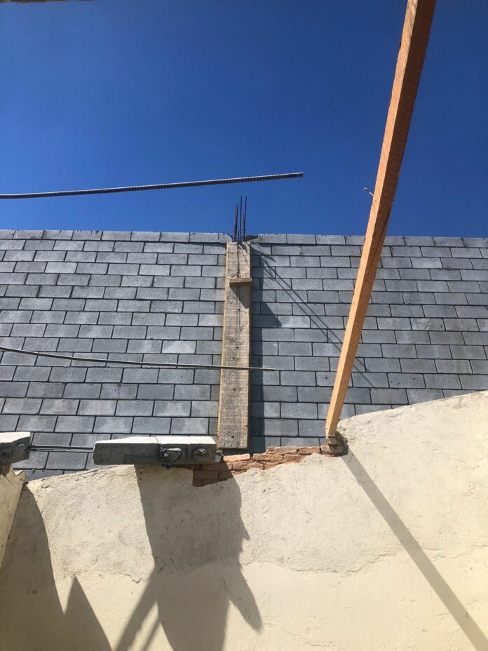 Polícia faz vistoria após muro desabar, atingir seis residências e deixar 16 desalojados em Jacareí Polícia faz vistoria após muro desabar, atingir seis residências e deixar 16 desalojados em Jacareí