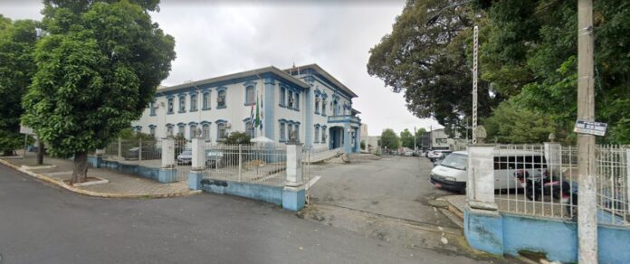 Polícia investiga dano em vidraça do Fórum Criminal de Taubaté