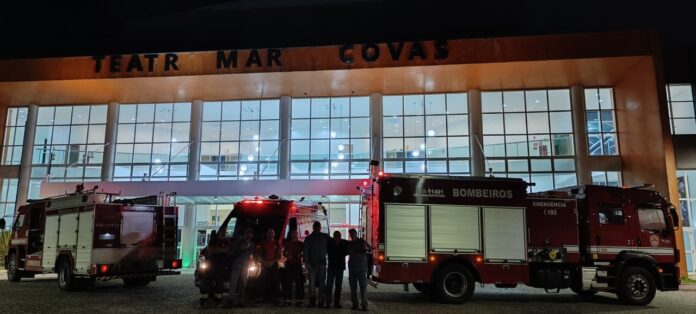 Incêndio atinge parte de teatro em Caraguatatuba