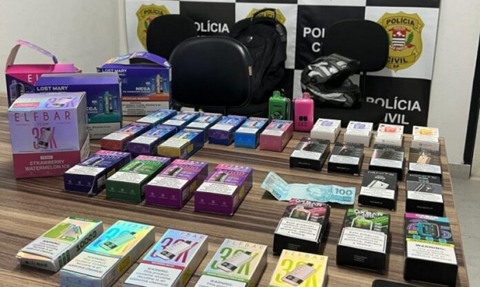 Jovem é preso por vender cigarros eletrônicos a menores em São Sebastião Jovem é preso por vender cigarros eletrônicos a menores em São Sebastião