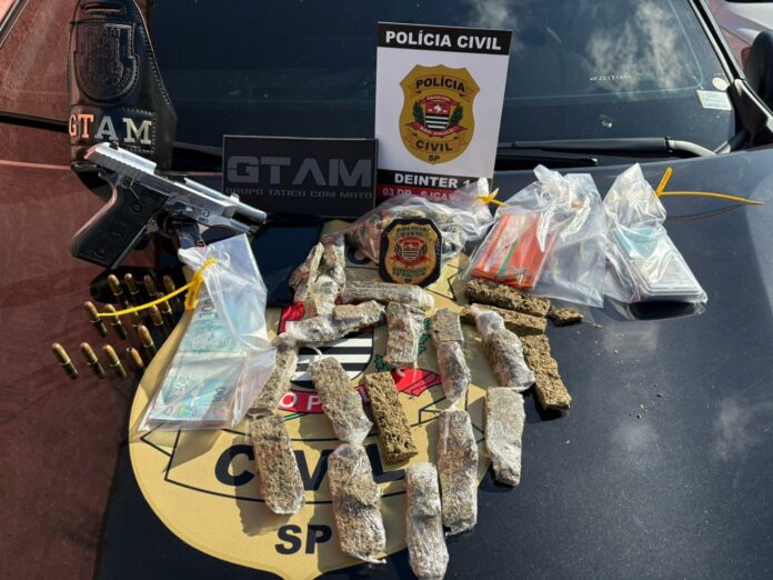 Polícia prende trio e apreende drogas, arma e veículo em São José