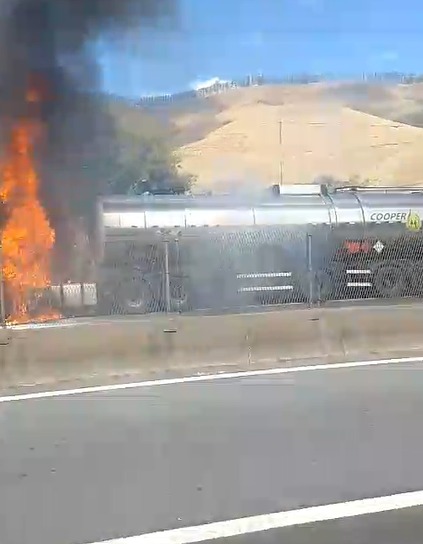 Incêndio em caminhão-tanque interdita Dutra em Queluz