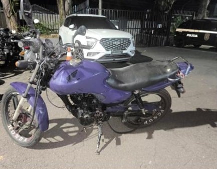 Três homens e um adolescente são detidos após roubo de bicicleta e apreensão de motos furtadas em São José