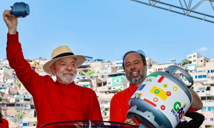 Lula assinou nesta quinta-feira (4) a medida provisória (MP) que cria o programa | Foto: Ricardo Stuckert/PR