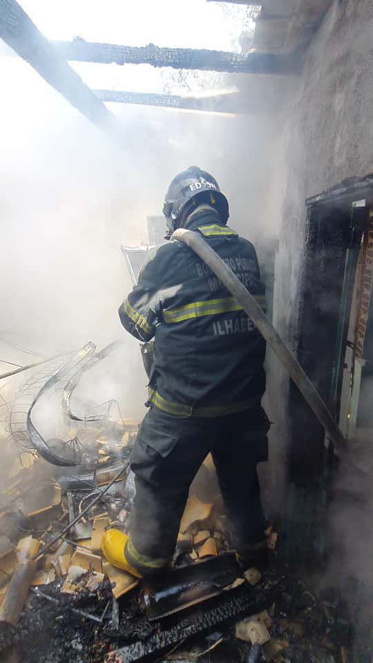 Bombeiros controlam incêndio em residência de Ilhabela Bombeiros controlam incêndio em residência de Ilhabela