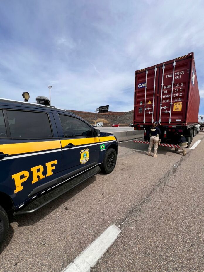 PRF encontra semirreboque adulterado durante fiscalização na Dutra em Jacareí