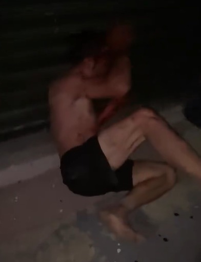 VÍDEO mostra homem sendo espancado até a morte em Caraguatatuba VÍDEO mostra homem sendo espancado até a morte em Caraguatatuba