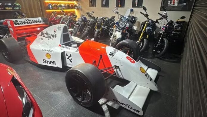 Réplica de carro de corrida pilotado por Ayrton Senna | Foto: Divulgação/PF