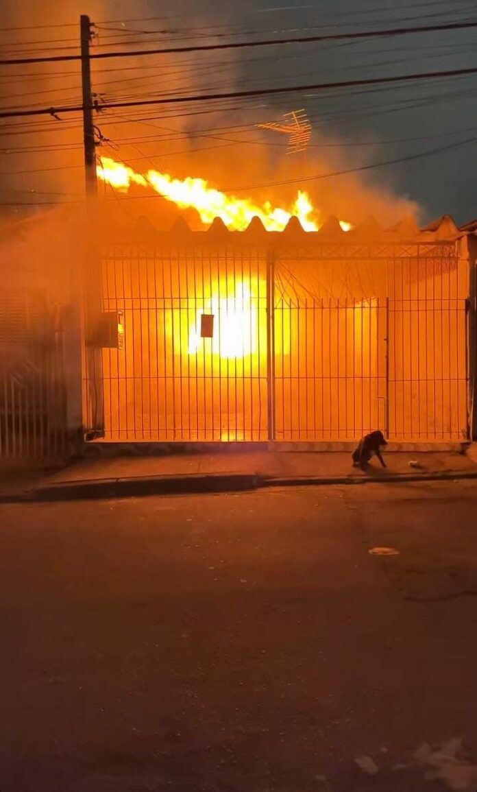 Casa abandonada pega fogo no Jardim Ismênia, em São José