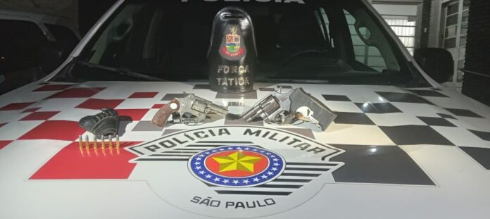 Dupla é presa por porte ilegal de armas em Guaratinguetá Dupla é presa por porte ilegal de armas em Guaratinguetá