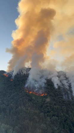 Incêndio em área de preservação entra no 5º dia de combate em Cruzeiro Incêndio em área de preservação entra no 5º dia de combate em Cruzeiro