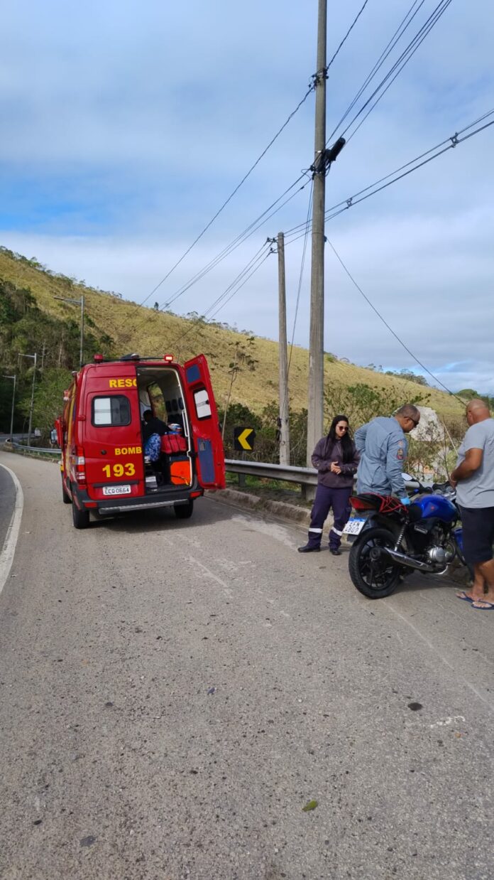 Jovem de 19 anos fica ferido após cair de moto na Rio-Santos, em Caraguatatuba
