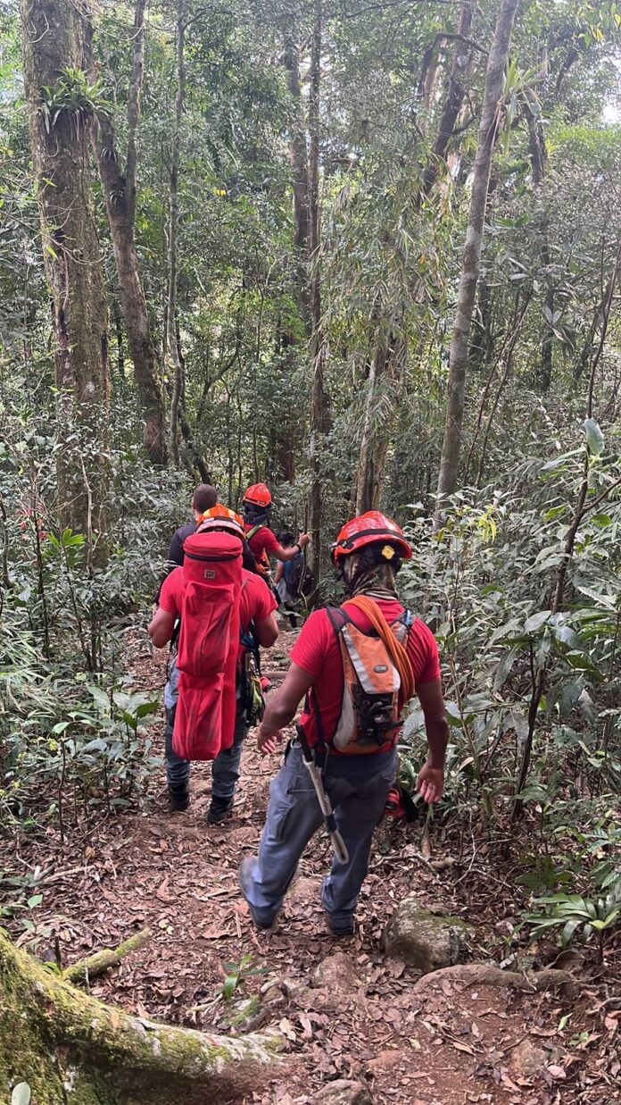 Bombeiros realizam dois resgates em locais de difícil acesso no Litoral Norte Bombeiros realizam dois resgates em locais de difícil acesso no Litoral Norte