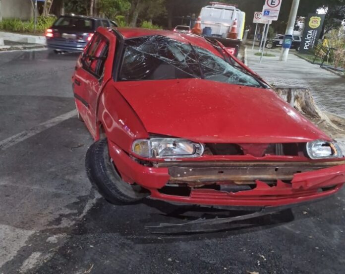 Casal sofre acidente e marido morre após capotamento na Oswaldo Cruz, em São Luís do Paraitinga