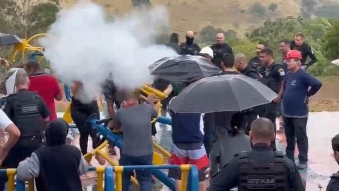 VÍDEO: Guarda Civil usa spray de pimenta para dispersar protesto de moradores na zona norte de São José