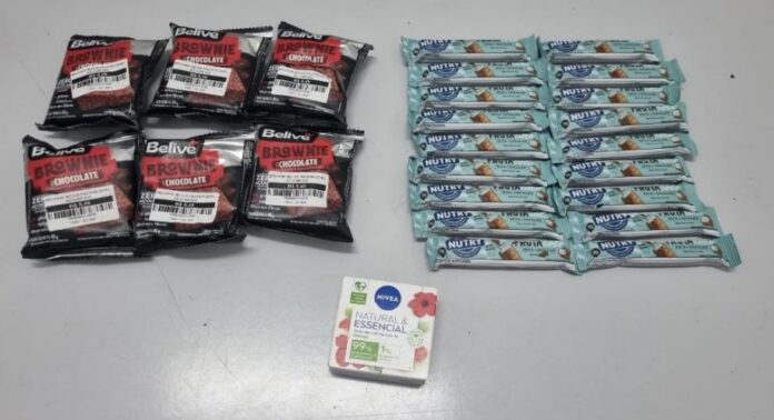 Mulher é presa após furtar barras de cereal, brownies e sabonete de loja no centro de São José