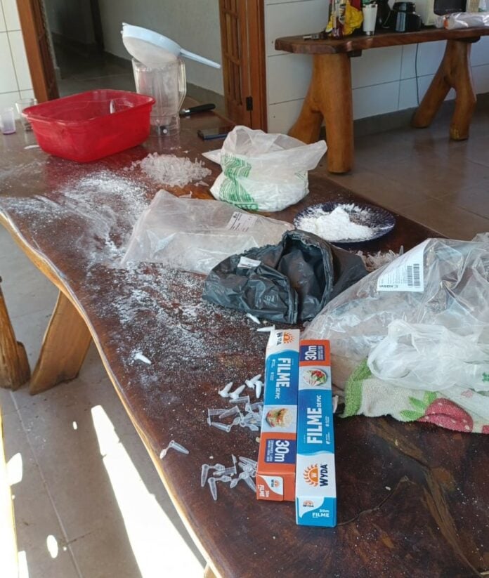 Polícia descobre refinaria de cocaína durante busca por suspeitos de roubo Polícia descobre refinaria de cocaína durante busca por suspeitos de roubo