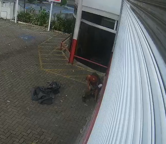 VÍDEO: Homem furta canaletas de ferro de oficina e causa prejuízo de R$ 2 mil em São José