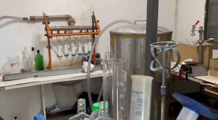 Polícia encontra mais de 17 mil produtos falsificados em fábrica de bebidas Polícia encontra mais de 17 mil produtos falsificados em fábrica de bebidas