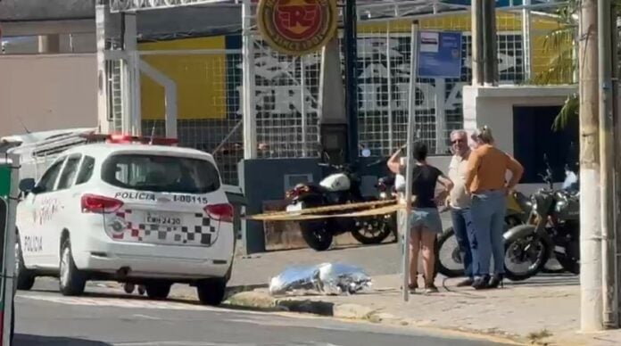 Homem de 50 anos caiu na calçada após sair de um local; ele chegou a ser socorrido, mas não resistiu e o corpo permanece no local.