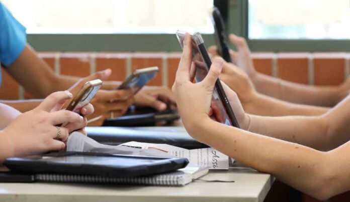 celularescola Lei que proibiu celulares em sala de aula gerou melhora no aprendizado e fortaleceu as relações sociais entre estudantes.