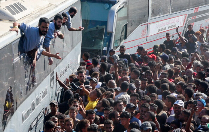 Pessoas se reúnem no hospital Nasser para receber prisioneiros palestinos libertados por Israel como parte de uma troca de reféns e um acordo de cessar-fogo entre o Hamas e Israel, em Khan Younis, no sul da Faixa de Gaza | REUTERS/Ramadan Abed Pessoas se reúnem no hospital Nasser para receber prisioneiros palestinos libertados por Israel como parte de uma troca de reféns e um acordo de cessar-fogo entre o Hamas e Israel, em Khan Younis, no sul da Faixa de Gaza | REUTERS/Ramadan Abed