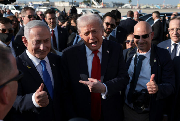 O presidente dos EUA, Donald Trump, gesticula ao lado do primeiro-ministro israelense, Benjamin Netanyahu, no Aeroporto Internacional Ben Gurion, enquanto Trump deixa Israel a caminho de Sharm El-Sheikh, Egito, para participar de uma cúpula de líderes mundiais sobre o fim da guerra de Gaza, em meio a uma troca de prisioneiros e reféns mediada pelos EUA e um acordo de cessar-fogo entre Israel e o Hamas, em Lod, Israel, em 13 de outubro de 2025 | REUTERS/Evelyn Hockstein