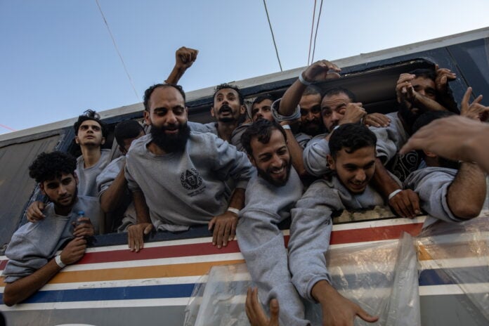 Palestinos dão as boas-vindas aos prisioneiros libertados em sua chegada à Faixa de Gaza, após sua libertação das prisões israelenses sob um acordo de troca, em Khan Younis, no sul da Faixa de Gaza | EFE/EPA/HAITHAM Palestinos dão as boas-vindas aos prisioneiros libertados em sua chegada à Faixa de Gaza, após sua libertação das prisões israelenses sob um acordo de troca, em Khan Younis, no sul da Faixa de Gaza | EFE/EPA/HAITHAM