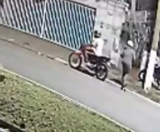 Dois homens furtam moto em 15 segundos em frente à casa da vítima na Vila Teixeira Dois homens furtam moto em 15 segundos em frente à casa da vítima na Vila Teixeira