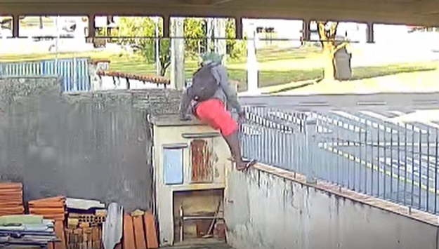 Dono de casa flagra invasor pulando o muro e assusta criminoso no Jardim Garcia Dono de casa flagra invasor pulando o muro e assusta criminoso no Jardim Garcia