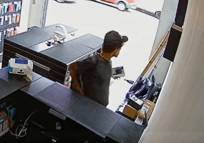 Homem pede água, distrai atendente e furta caixa de som