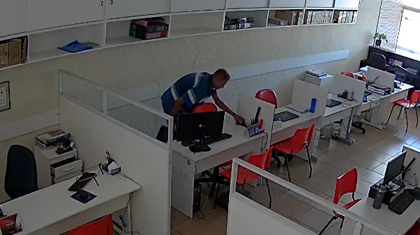 Criminoso furta eletrônicos e dinheiro em escritório de advocacia