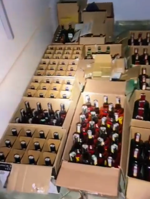 Polícia apreende centenas de garrafas de bebidas falsificadas em Campinas Polícia apreende centenas de garrafas de bebidas falsificadas em Campinas