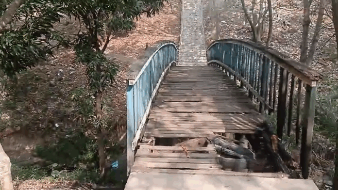 Mães e crianças enfrentam ponte esburacada a caminho da escola em Limeira Mães e crianças enfrentam ponte esburacada a caminho da escola em Limeira