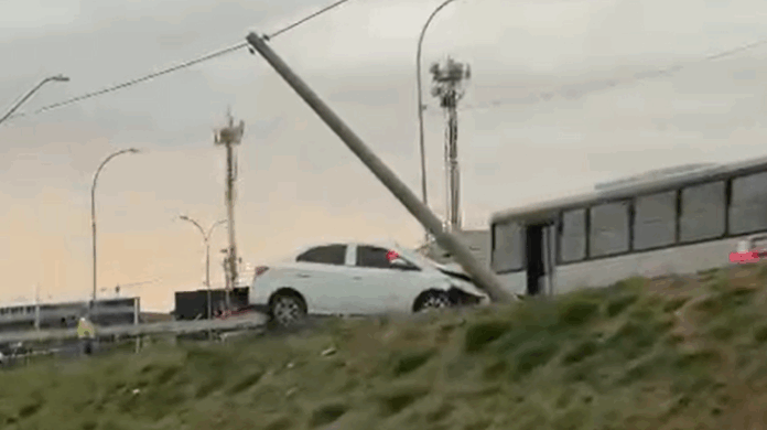 Motorista dorme ao volante, derruba poste e destrói carro na John Boyd Dunlop Motorista dorme ao volante, derruba poste e destrói carro na John Boyd Dunlop