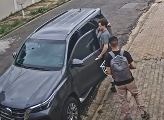 Caminhonete de luxo é furtada em menos de 20 segundos no Jardim Chapadão