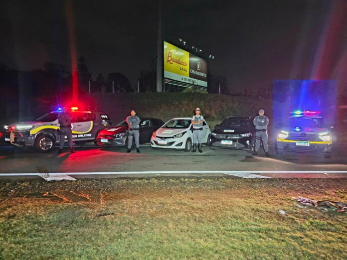 Polícia prende três pessoas com veículo roubado e placas adulteradas na Rodovia Dom Pedro Polícia prende três pessoas com veículo roubado e placas adulteradas na Rodovia Dom Pedro